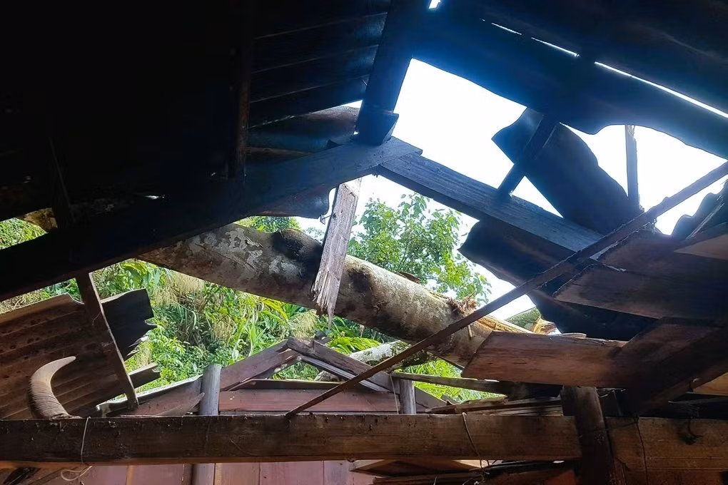 Lốc xoáy khiến hàng chục ngôi nhà ở Nghệ An bị tốc mái Loc xoay khien hang chuc ngoi nha o Nghe An bi toc mai