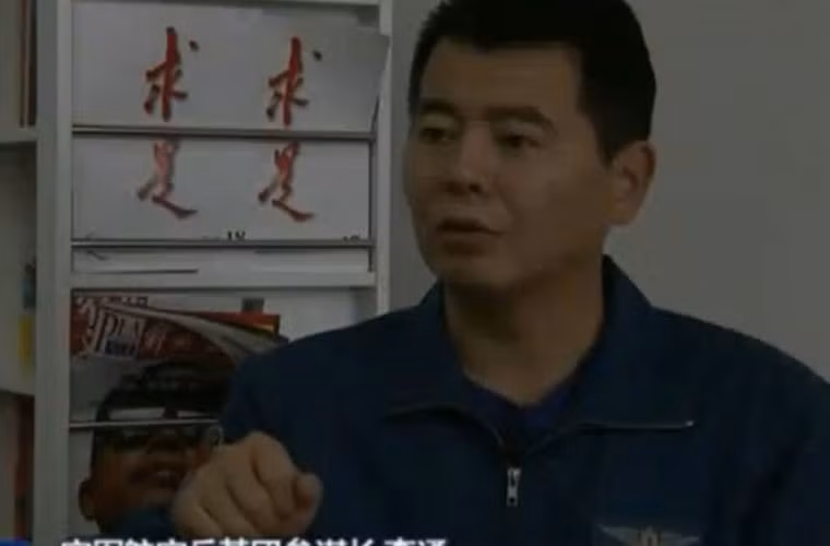Trong ảnh là phi công Lý Thông – phi công điều khiển chiếc tiêm kích J-10 gặp nạn hôm 11/10. Anh này cho biết là đã cố gắng khởi động lại động cơ nhiều lần nhưng thất bại.