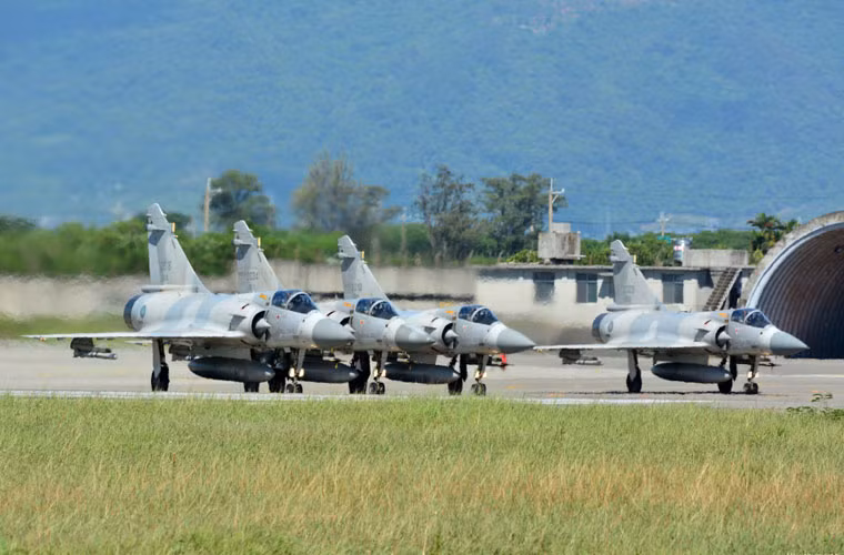 Năm 1992, Không quân Đài Loan lên kế hoạch mua 120 chiếc Mirage 2000-5 từ hãng Dassault Rafale (Pháp) nhưng sau cùng chỉ mua được 60 chiếc với tổng giá trị 2,6 tỷ USD. Toàn bộ số máy bay này lần lượt được chuyển giao trong giai đoạn từ 5/1997 tới tháng 11/1998.