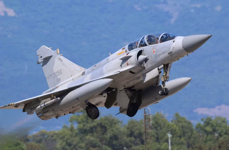 Và 9 Mirage 2000-5DI hai chỗ ngồi dùng cho cả huấn luyện (số lượng mua ban đầu là 9).