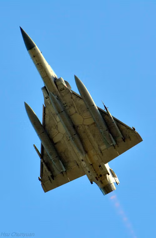 Tiêm kích Mirage-2000-5 xuất khẩu cho Đài Loan thiết kế tối ưu cho nhiệm vụ không chiến với radar xung doppler Thales RDY cung cấp khả năng phát hiện 24 mục tiêu trên không, theo dõi trong khi quét cùng lúc 8 mục tiêu có mối nguy hiểm cao nhất. Radar có tầm phát hiện mục tiêu trên không xa đến 110km.