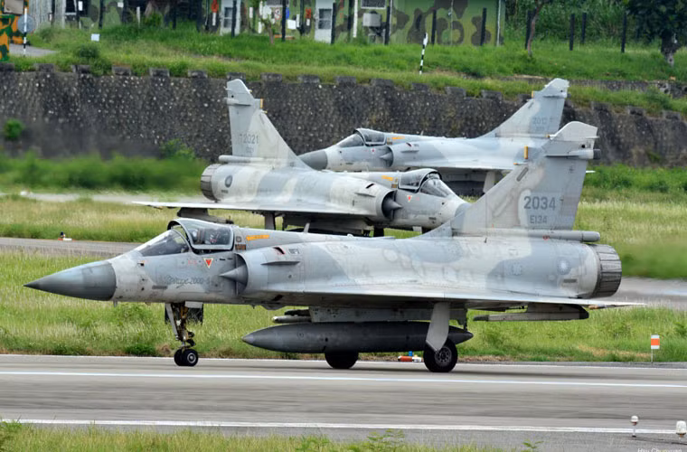 Trang mạng Sina mới đây đăng tải loạt ảnh về chiến đấu cơ Mirage 2000-5 của Không quân Đài Loan trong hoạt động huấn luyện tác chiến. Mirage 2000-5 là một trong bốn chiến đấu cơ chủ lực của Không quân Đài Loan, đảm bảo việc bảo vệ không phận vùng lãnh thổ nước này và đối phó với máy bay địch xâm phạm.