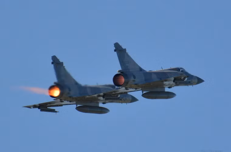 Chiến đấu cơ Mirage 2000-5 trang bị động cơ phản lực SNECMA M53-P2 cung cấp lực đẩy khô 64,3kN và 95,1kN lực đẩy có đốt phụ. Nó cho phép máy bay đạt tốc độ cực đại Mach 2,2 (tức 2.500km/h), bán kính tác chiến khoảng 700km, tốc độ leo cao 285m/s, trần bay 17.000m.