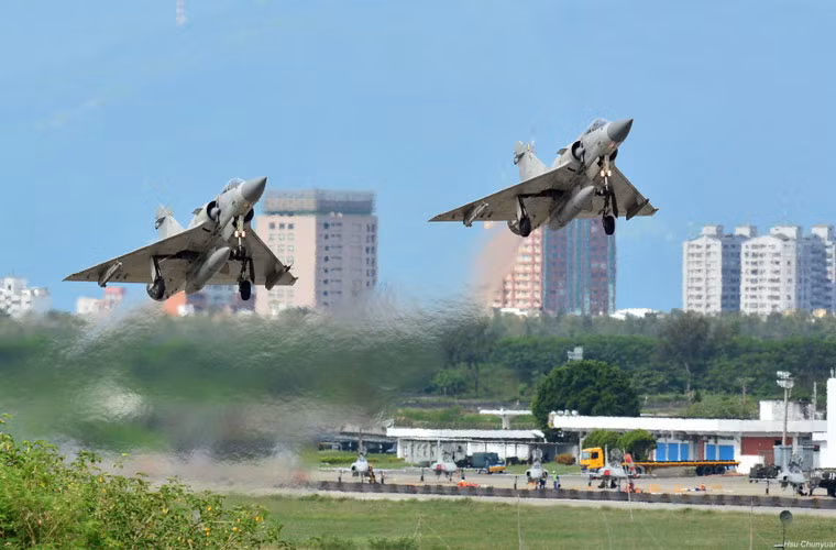 Thời điểm năm 2009, số giờ bay phi công Mirage 2000-5 giảm xuống chỉ còn 6 tiếng/tháng. Phải mất khá nhiều công sức, nỗ lực phối hợp với Dassault Pháp, số giờ bay phi công hiện tại bắt đầu tăng lên 15 tiếng/tháng.