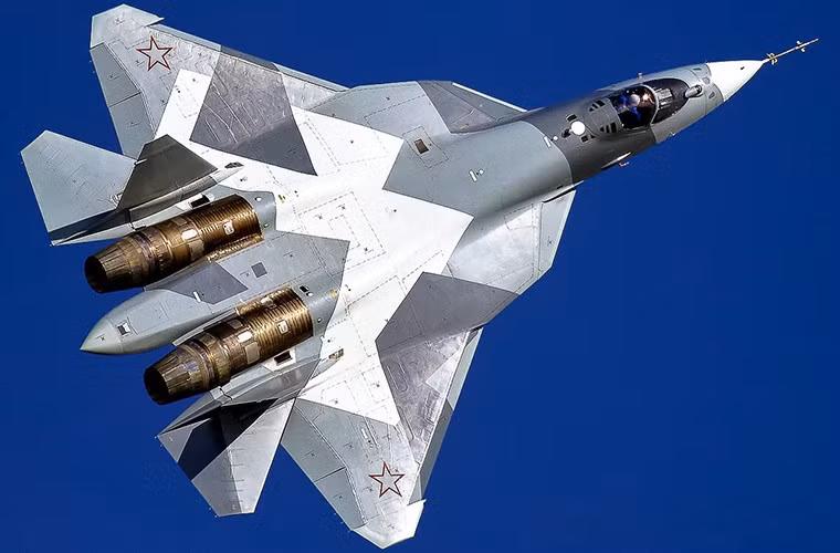 Dù là chiến đấu cơ tàng hình thế hệ thứ 5 nhưng Su-57 vẫn được khoác lên mình lớp “áo ngụy trang” camo nhiều màu sắc.