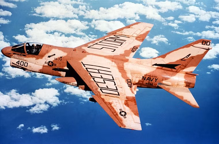 Cường kích hạng nhẹ LTV A-7 Corsair II của Mỹ với màu sơn ngụy trang camo tham gia chiến dịch Bão tạp Sa mạc trên Vịnh Ba Tư.