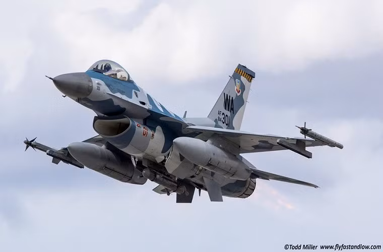 Một chiếc tiêm kích F-16 của Mỹ với lớp sơn ngụy trang camo dành cho lực lượng hải quân.