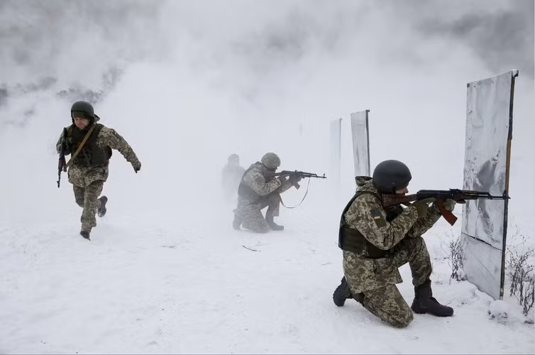 Trong thời gian qua Mỹ và nhiều quốc gia NATO khác đã cung cấp hỗ trợ quân sự rất đáng kể cho Ukraine, cả về vật chất lẫn huấn luyện lực lượng tác chiến.
