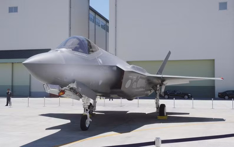 Nhật Bản hồi tháng 12/2011 đặt mua 42 tiêm kích F-35A từ Mỹ để thay thế các phi đội F-4EJ đã lạc hậu.