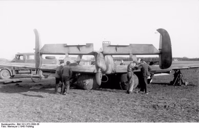 Một chiếc Bf-110 bay dọc theo bờ biển ở Bắc Phi tháng 4/1941.