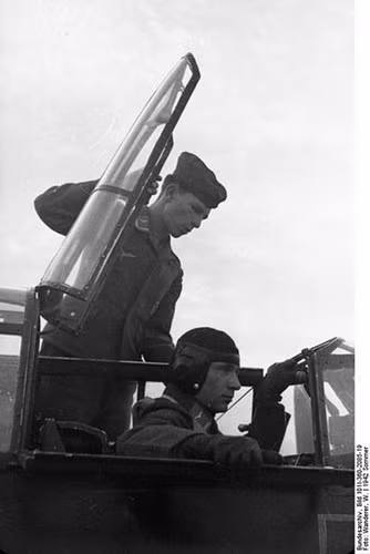 Trong Chiến dịch Balkan, Chiến dịch Bắc Phi và trên mặt trận phía Đông, Bf-110 phục vụ như một máy bay tiêm kích bom hỗ trợ mặt đất rất đắc lực. Trong ảnh là phi công trong buồng lái của một chiếc Bf-110 ở Pháp năm 1942.