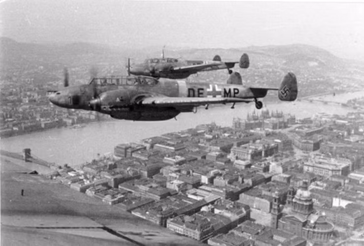 Máy bay Bf-110 đã phục vụ với những kết quả được xem là thành công trong các chiến dịch ban đầu như Ba Lan, Na Uy và trận chiến nước Pháp. Điểm yếu chính của Bf-110 là thiếu sự linh hoạt ở trên không mặc dù điều này có thể được giảm nhẹ với các chiến thuật khôn ngoan hơn.