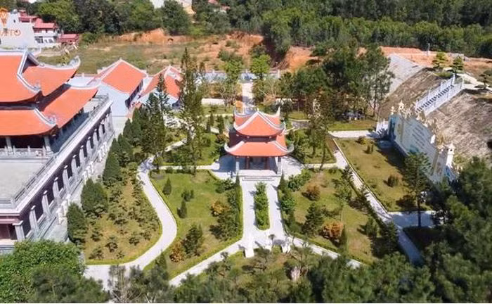 Tổng kinh phí xây dựng công trình lên tới 208 tỷ đồng do các doanh nhân Bùi Quang Ngọc (184 tỷ đồng), Bùi Thành Nhơn (1,5 tỷ đồng) cùng hơn 40.000 người họ Bùi đóng góp. Ảnh: Chụp màn hình NhaTo