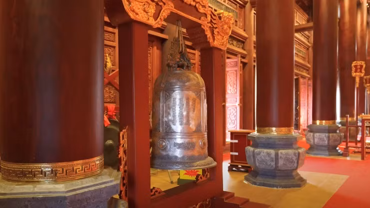 Không gian thờ tự nằm ở tầng 2, với tổng cộng 42 chiếc cột gỗ, trong đó 1 cột làm bằng gỗ trắc, 41 cột hoàn toàn bằng gỗ lim, cao gần 10m. Ảnh chụp màn hình NhaTo