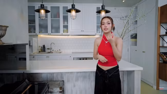 Nhà bếp sử dụng gam màu trắng chủ đạo.