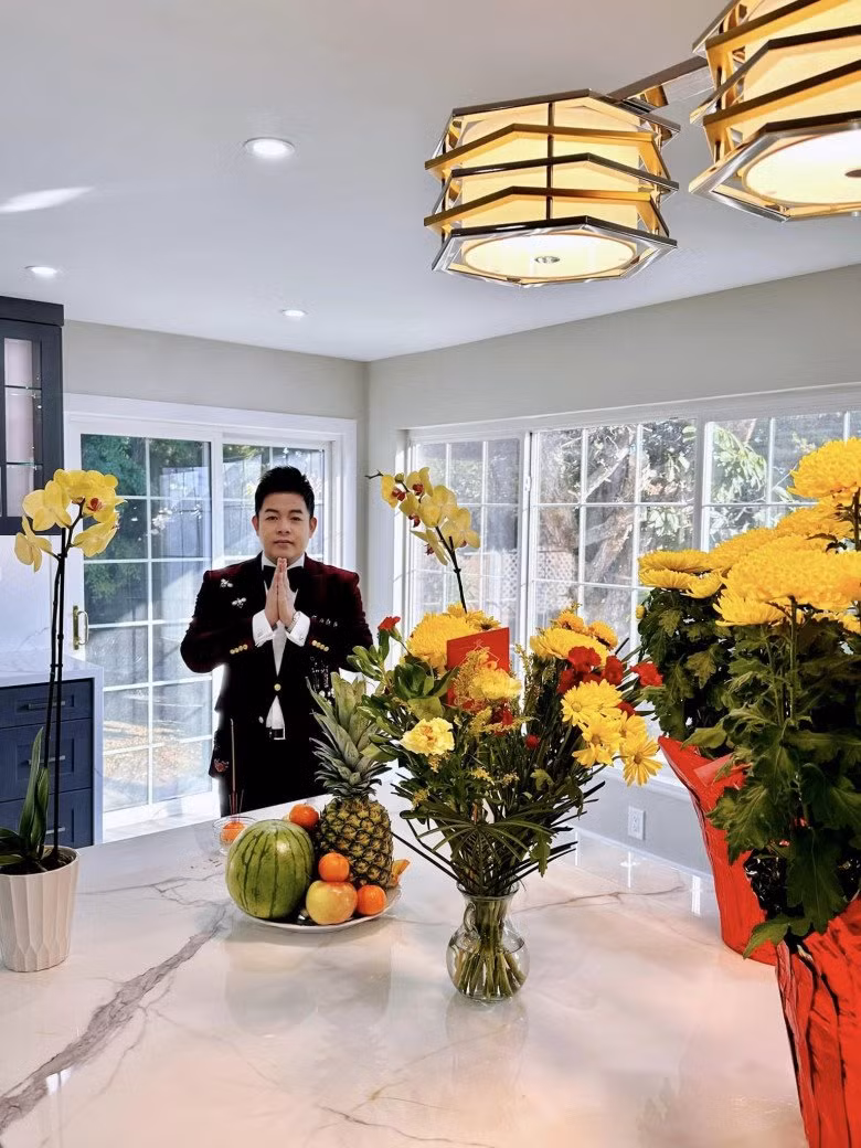 Quang Lê đã sửa các phòng, làm sàn gỗ, lắp đèn, làm nhà bếp và một số hạng mục nội thất khác đang được hoàn thành.