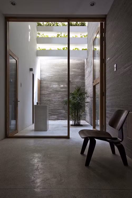 Ngoài ra, hệ thống thông gió tự nhiên qua các mặt tiền và hai đèn chiếu sáng ở trên cùng cho phép công trình tiết kiệm chi phí năng lượng lớn trong điều kiện khí hậu khắc nghiệt ở TP HCM.