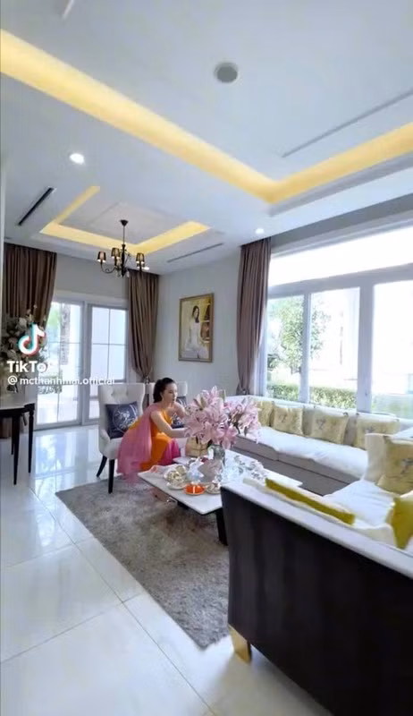 Nội thất bên trong biệt thự sang trọng với gam màu trắng chủ đạo. Ảnh: Tiktok