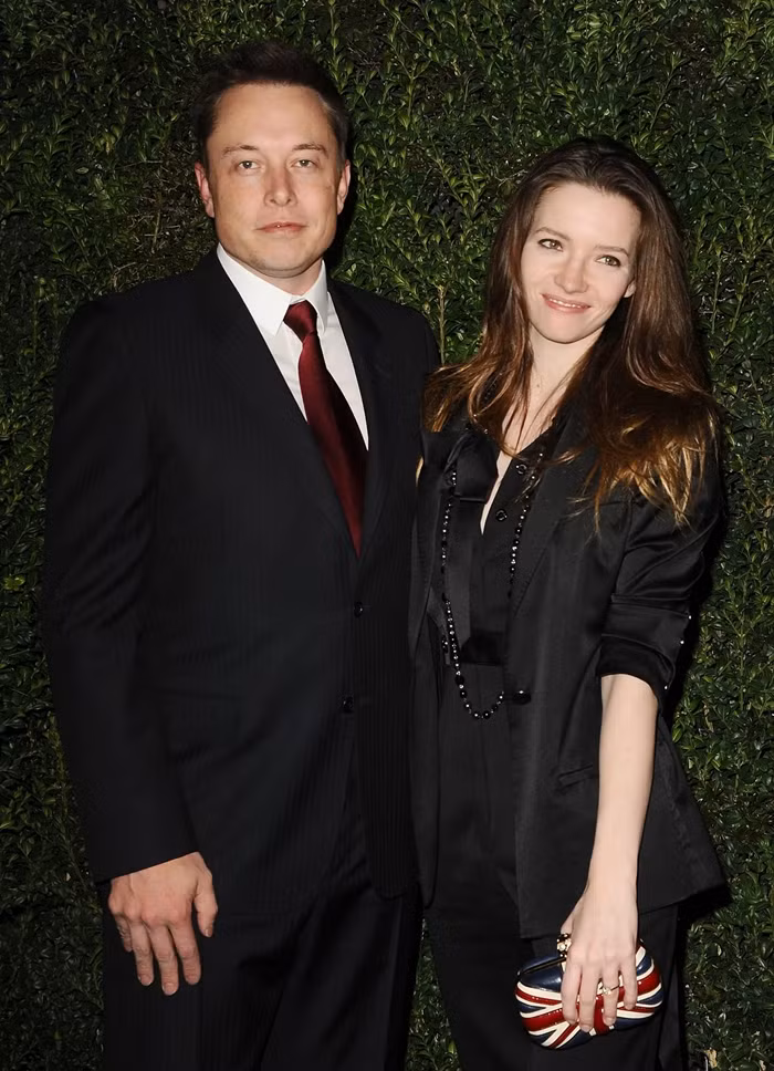 Năm 2014, Elon Musk nộp đơn ly hôn Riley một lần nữa, nhưng sau đó Musk lại quyết định rút đơn. Đến 2016, đơn ly hôn lại được nộp lên tòa án và cặp đôi này "đường ai nấy đi" mà không có con chung. Ảnh: TheSun