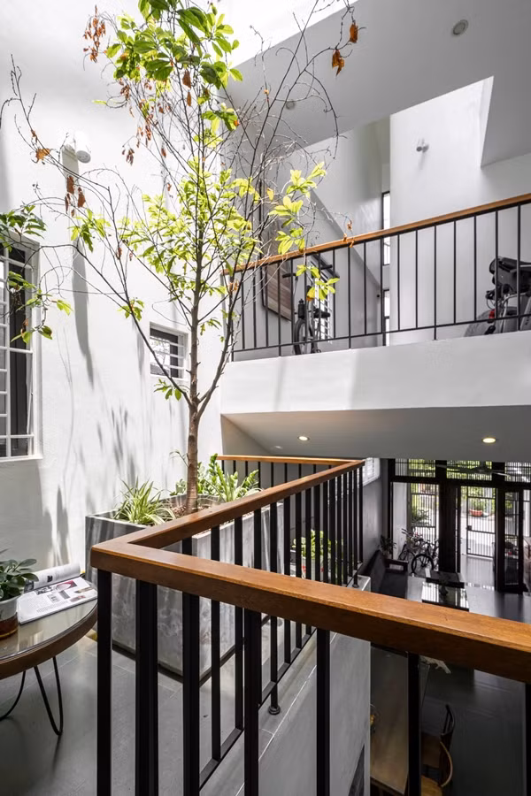 Căn nhà gồm 3 tầng. Trong đó, tầng 1 dành cho phòng khách, bếp, phòng ăn và 1 phòng ngủ. Tầng 2 gồm 2 phòng ngủ của bố mẹ và con cái nằm ở đầu và cuối nhà. Giữa 2 phòng ngủ là không gian sinh hoạt chung, nơi cả gia đình có thể quây quần trò chuyện.