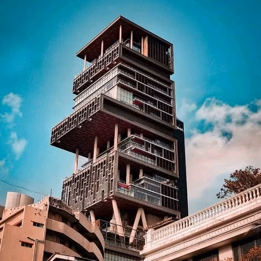 Tòa nhà của tỷ phú giàu nhất Châu Á được dựng trên khu đất rộng hơn 37.000m2, có 3 sân đáp trực thăng và cần 600 nhân viên phục vụ dọn dẹp. Ảnh: BI