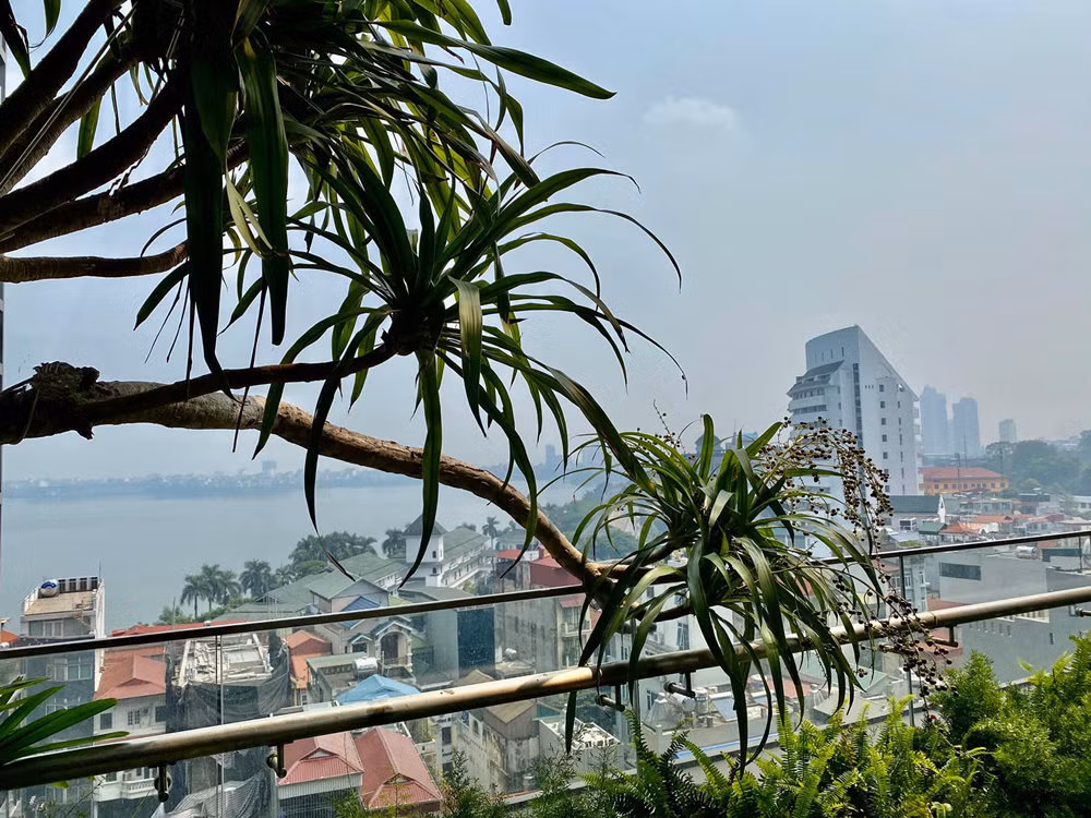 Từ đây có thể phóng tầm mắt ngắm nhìn thành phố Hà Nội. Ảnh: FB Tung Duong