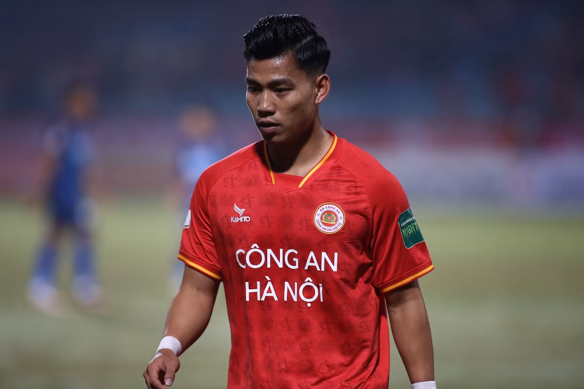 Rời HAGL, Vũ Văn Thanh ký hợp đồng với CLB CAHN có thời hạn 2 năm và phí "lót tay" không dưới 8 tỷ đồng.