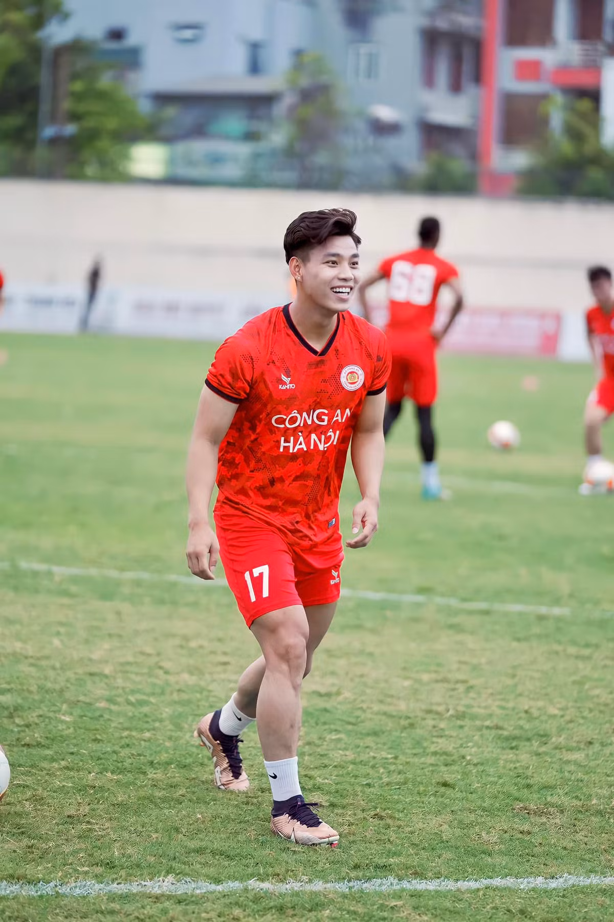 Ngoài ra, Văn Thanh cũng nhận mức lương khoảng 60-80 triệu đồng/tháng.