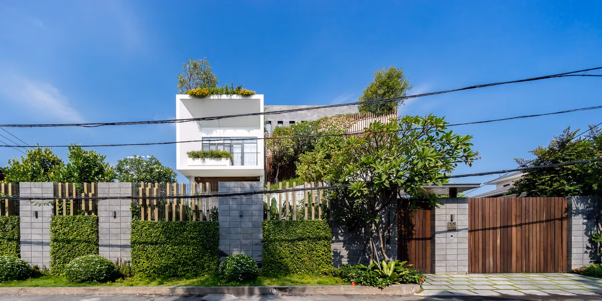 Terraced Field House là căn biệt thự được thiết kế dành cho một cặp vợ chồng doanh nhân Việt. Trong khi người chồng yêu thích phong cách độc đáo và sáng tạo thì người vợ lại thích những gì thiết thực và tiện lợi.