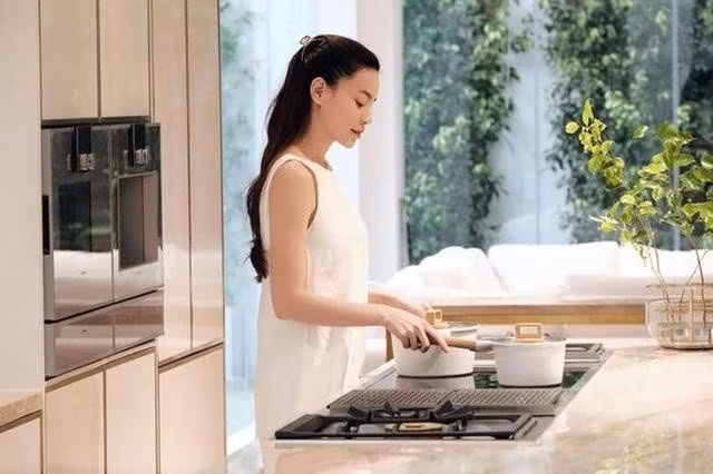 Bên trong biệt thự, Hồ Ngọc Hà đầu tư nhiều nội thất đắt tiền như bếp từ đa năng gần 60 triệu đồng, máy hút mùi âm bàn giá 200 triệu đồng... Ảnh: Baophapluat