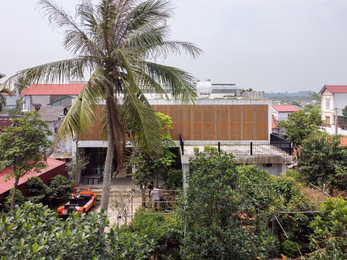 Tọa lạc tại một khu dân cư ngoại ô Hà Nội, B House thuộc sở hữu của một chủ xưởng sản xuất bê tông.