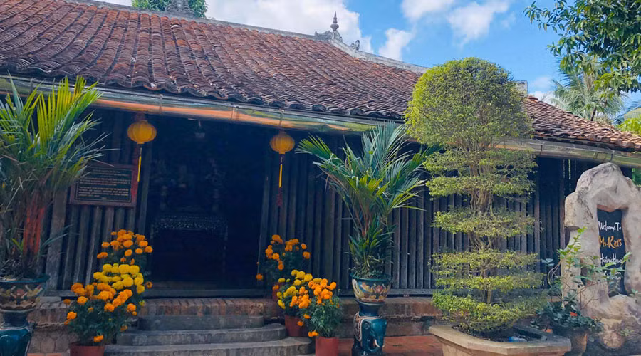 Căn nhà có diện tích 1.000m2, được xây dựng vào khoảng năm 1838 với lối kiến trúc kiểu chữ Đinh gồm 3 gian, 2 chái. Ảnh: Kiethouse