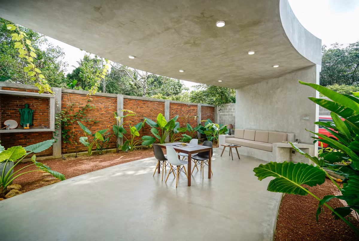 Do hình dạng không đều, nhiều vị trí bị lùi sâu so với đường, khu đất xây dựng gây ra nhiều khó khăn cho việc cân đối, bố trí các không gian sinh hoạt của gia đình. Ảnh: Archdaily