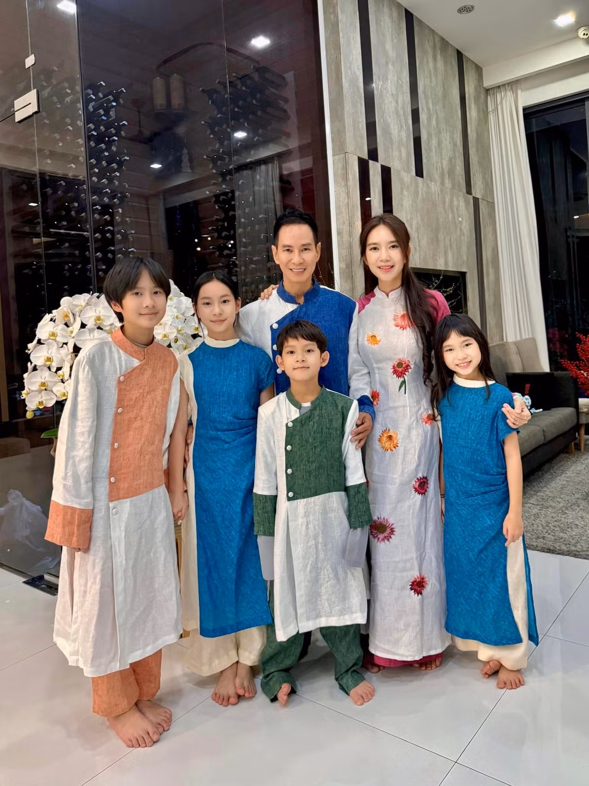 Nhờ nỗ lực làm việc không ngừng nghỉ. Lý Hải - Minh Hà là một trong những cặp vợ chồng giàu có nhất showbiz Việt. Cặp đôi sở hữu nhiều bất động sản đắt giá, trong đó đáng chú ý nhất là căn biệt thự ở ngoại thành TP.HCM - nơi gia đình Lý Hải - Minh Hà đang sinh sống.