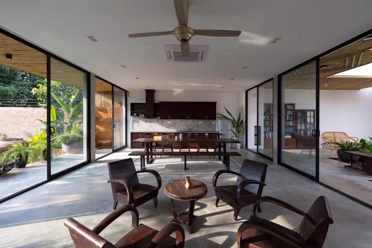 Với kết cấu nhà 1 tầng, toàn bộ không gian sinh hoạt được dàn trải trên diện tích 200 m2 với 3 gian nhà.