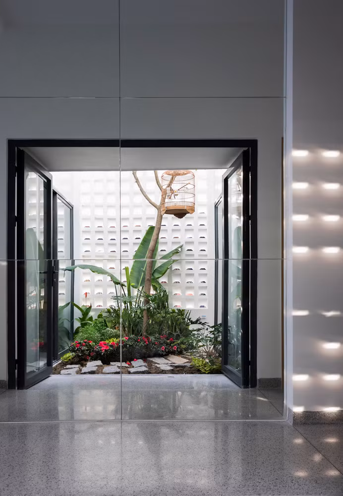 Gương lớn được bố trí giúp tạo cảm giác không gian như rộng hơn.