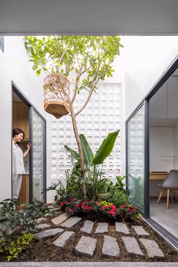 Khoảng sân trong nằm giữa khu vực bếp và phòng ngủ. Nguồn ảnh: Hiroyuki Oki
