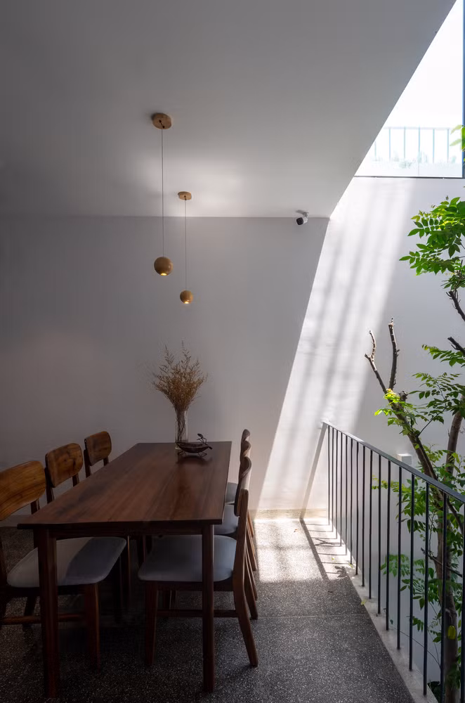 Thiết kế này giúp thông gió tự nhiên và đưa ánh sáng len lỏi vào mọi góc nhà. Đây là điều mà những ngôi nhà phố dài, hẹp khó có thể có được.