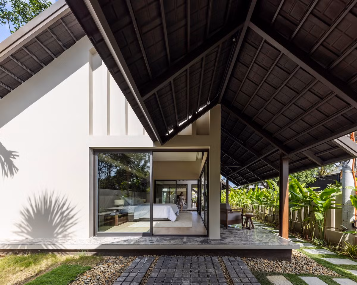 Được thiết kế như một biệt thự nghỉ dưỡng, HA Garden House sở hữu các không gian sống thiết yếu, bao gồm phòng khách, bếp, khu vực ăn uống ngoài trời và hai phòng ngủ.