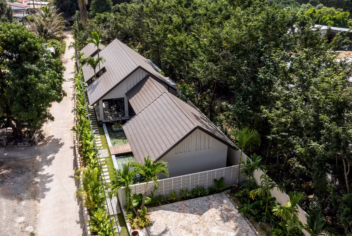 Nằm trên khu đất rộng 600m2, công trình được thiết kế để hòa quyện với khung cảnh xanh mát xung quanh, đồng thời mang đến những tiện nghi hiện đại và hài hòa với cảnh quan.