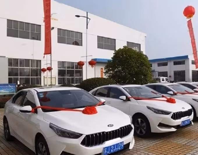 Trên thực tế, việc tặng xe như phần thưởng Tết không phải chuyện lạ ở Trung Quốc. Đầu năm 2023, Công ty dịch vụ dầu khí Yên Đài Jereh tại Sơn Đông, Trung Quốc đã trao 28 ô tô cho các nhân viên xuất sắc. Ảnh: Sohu