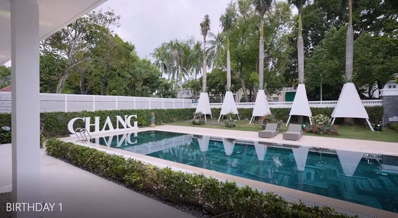 Hồ bơi dài với logo là tên của bà xã Chi Bảo.