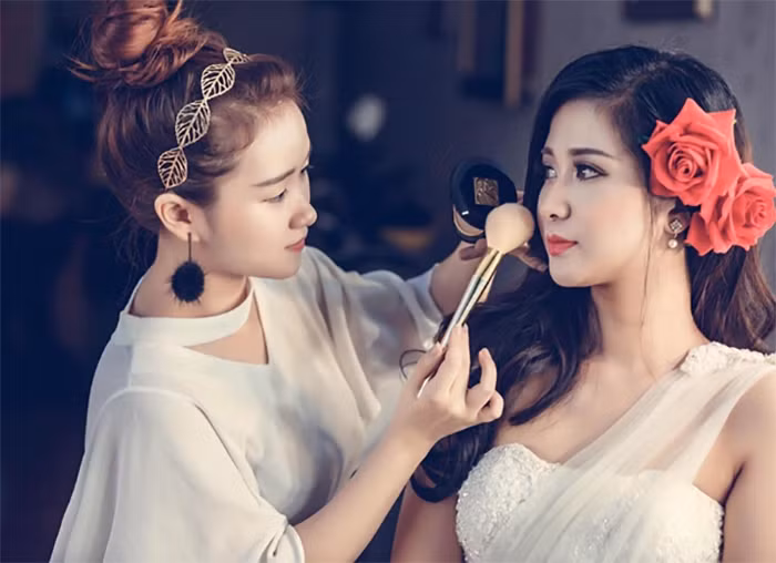 Thu nhập trung bình của người thợ trang điểm dao động 15-20 triệu đồng/tháng. Vào dịp lễ Tết, thu nhập của họ có thể lên đến 30 triệu đồng. Ảnh: Juhee Makeup