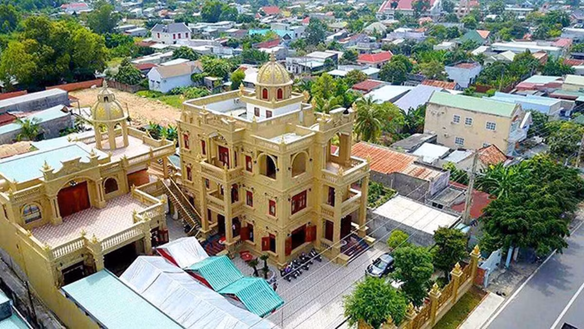 Tuy nhiên, ông Thiện từng phủ nhận với báo chí rằng, thông tin nói căn biệt thự của ông dát vàng từ trong ra ngoài là không chính xác. Thực tế, phần bên ngoài căn biệt thự chỉ là sơn màu vàng. Ảnh: Dân Việt