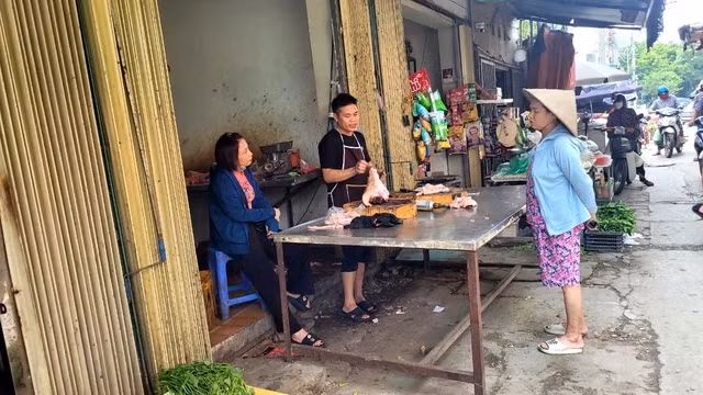 Một số nơi vì thế nhanh chóng rơi vào cảnh "cháy hàng", trong đó trứng là mặt hàng bị quét sạch sớm nhất. Ảnh: Người lao động