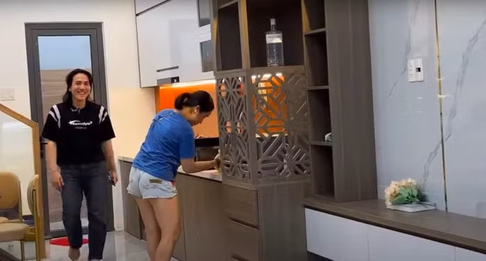 Mới đây, trên trang cá nhân , MC Cát Tường chia sẻ niềm vui khi nhà mới của cô đã được hoàn thiện. Trong đoạn video đăng tải trên kênh YouTube, Cát Tường dẫn một số bạn bè, đồng nghiệp đến thăm nhà. Ảnh chụp màn hình