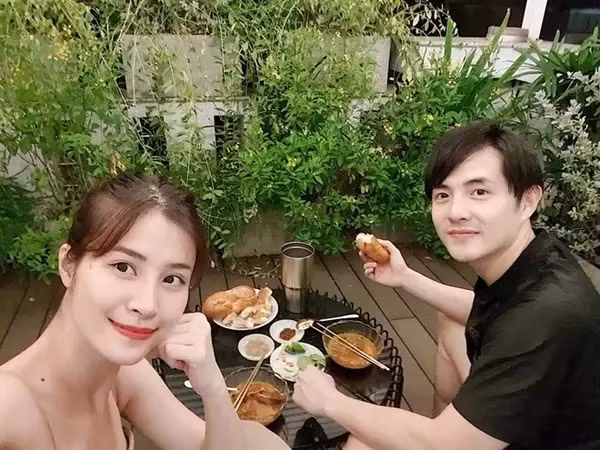 Ban công xanh mướt là nơi thư giãn cặp đôi thường cùng nhau dùng bữa. Ảnh: FB Đông Nhi