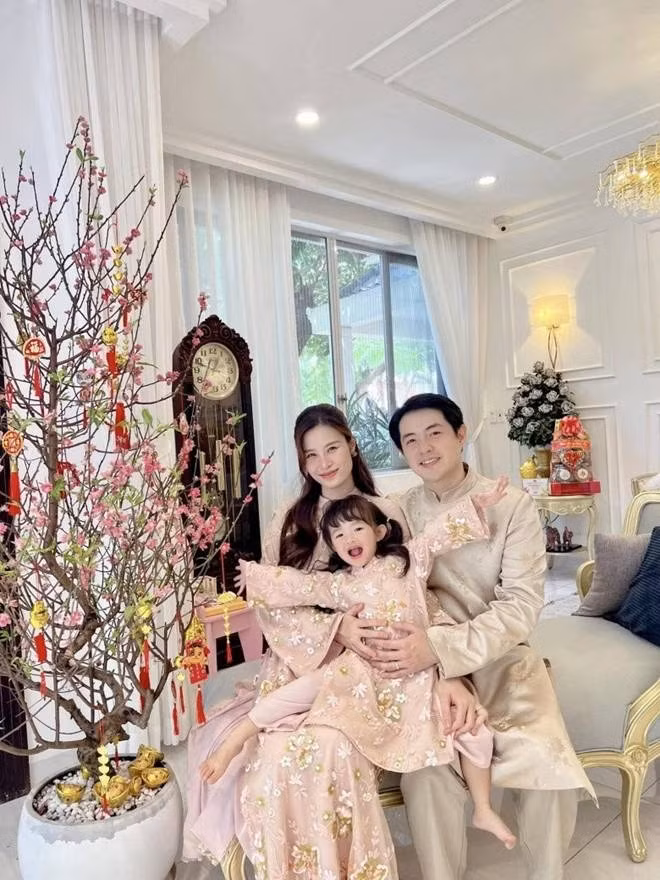 Hiện tại, Đông Nhi - Ông Cao Thắng sống trong căn biệt thự khang trang tại TP HCM có màu trắng chủ đạo, nội thất hiện đại. Ảnh: FBVN