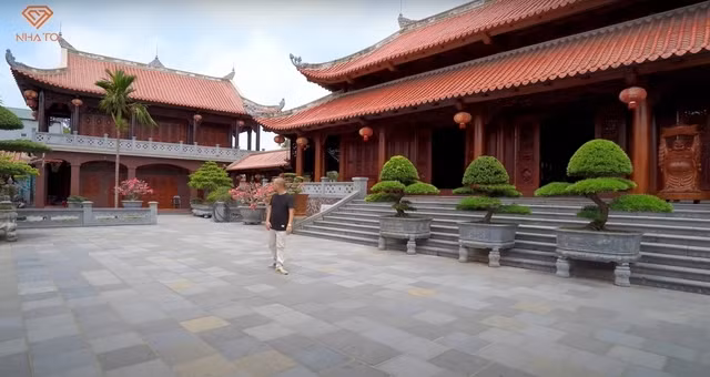 Căn nhà phảng phất nét kiến trúc cổ xưa, với phần mái uốn lượn và lợp ngói. Ảnh: Chụp màn hình NhaTo
