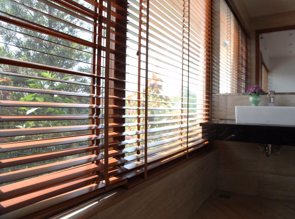 Phòng tắm thông thoáng nhờ thiết kế cửa sổ linh hoạt đóng mở để điều chỉnh lượng ánh sáng. Nguồn ảnh: Nguyen Van Tho